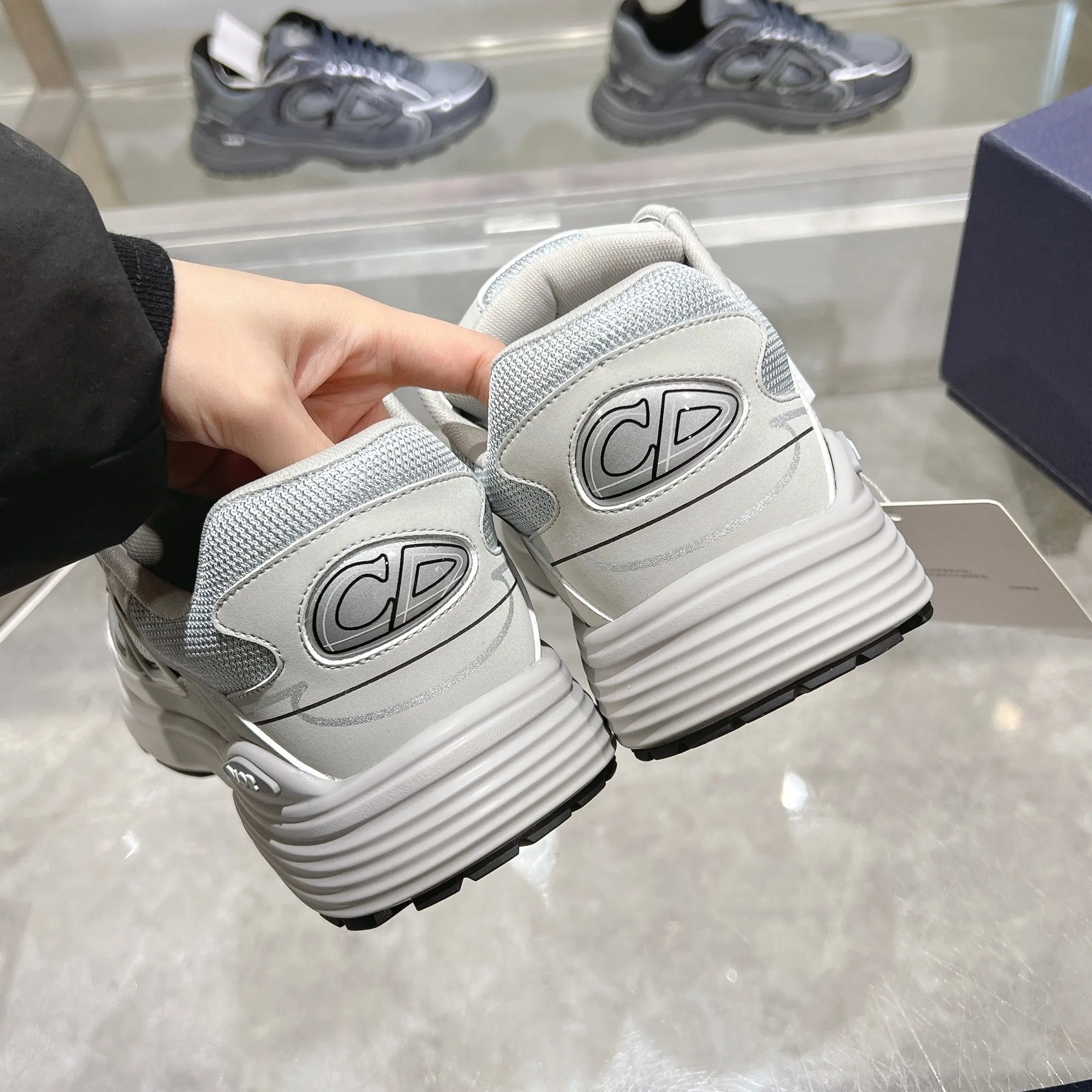 👟👟Ex-factory price 520👟👟 H612 high version B30 low-top sneakers are one of the flagship styles of this series. Crafted from mesh and technical fabrics, it's finished with a reflective 'CD30' graphic and 'DIOR B30' and 'CD30' logos on the heel and tongue. The extra-light, sculpted rubber sole adds style with signature accents, while internal stretch details create ideal comfort. Can be paired with a variety of casual looks to show a fashionable, modern and sporty style. ✅Size: 35-47 (45-46-47 customized, non-returnable and non-exchangeable) ✅Sole material: Original ultra-light IP sole ✅Packaging: Brand new counter packaging